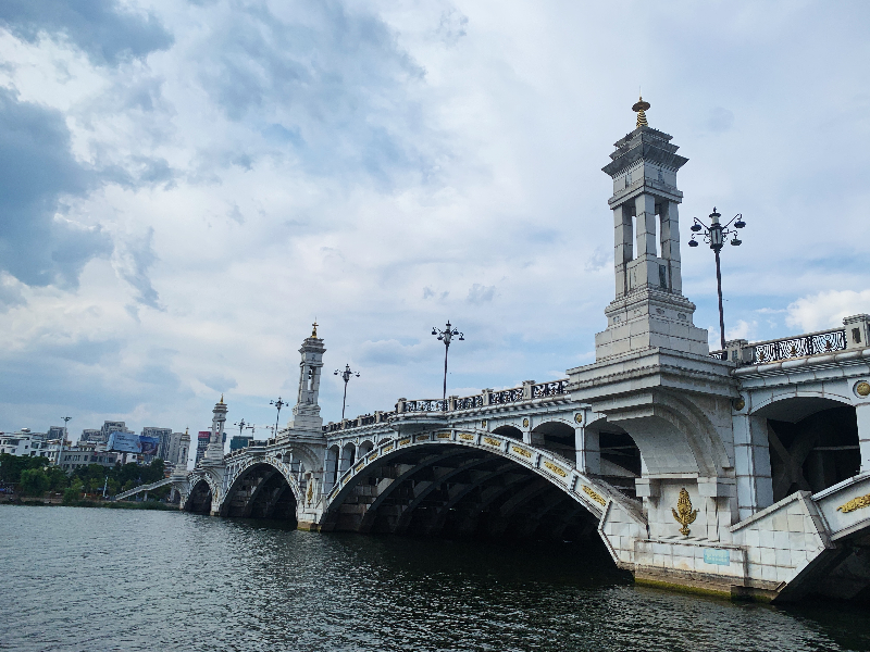 风穿过云告诉洱海：“夏天没有迟到。”(图1)