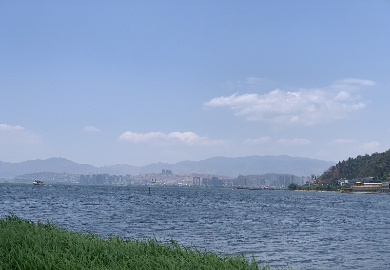 风穿过云告诉洱海：“夏天没有迟到。”(图2)